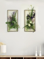 Искусственные цветы в багетной раме для декора