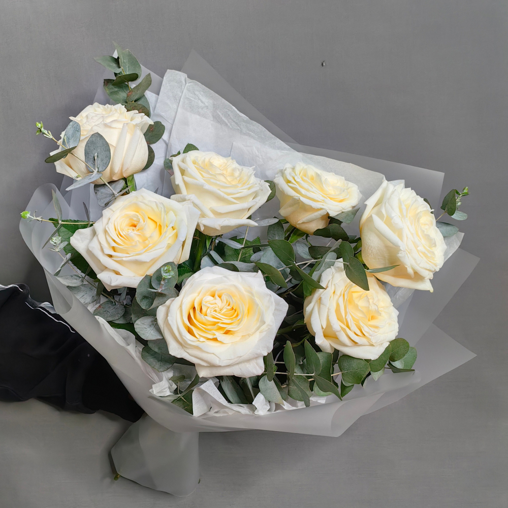 Букет из 7 пионовидных роз "Candlelight" с эвкалиптом