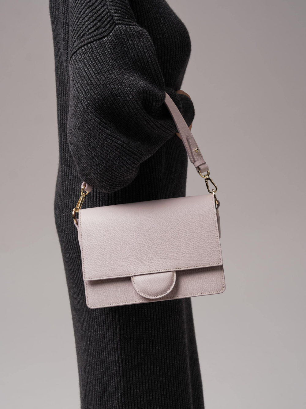 Сумка кожаная через плечо розовый дым