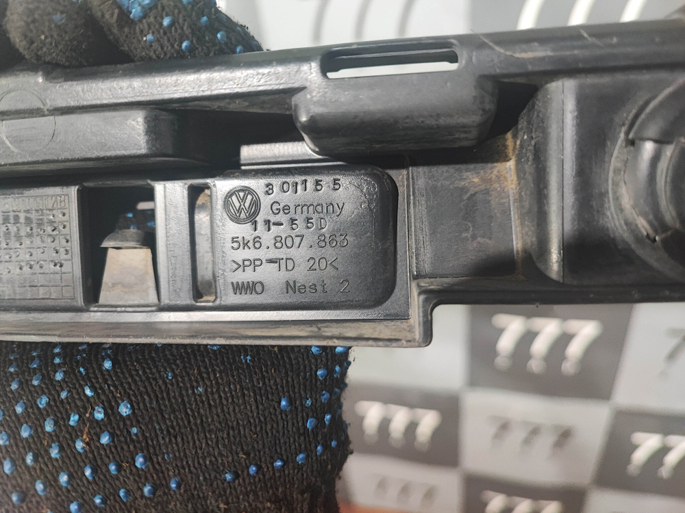 Кронштейн заднего бампера Volkswagen Golf 6 07-12 Б/У Оригинал 5K6807863