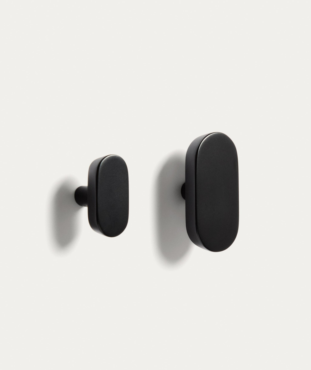 Набор из 2 вешалок Arely из бука с черным лаковым покрытием, 6,5 см/10 см