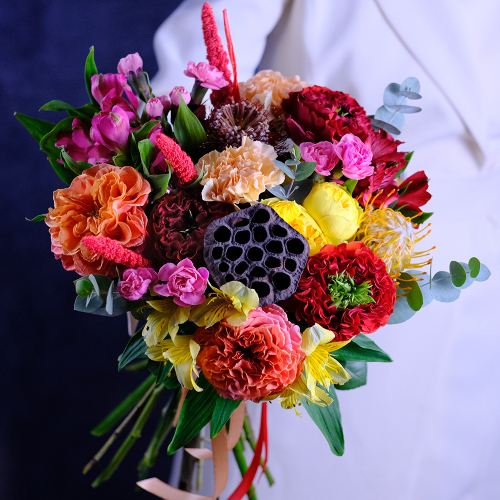 Купить Яркий букет с садовыми розами и экзотикой #680