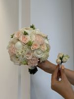 Свадебный букет из одноголовых роз, пионов, диантусов и лизиантуса