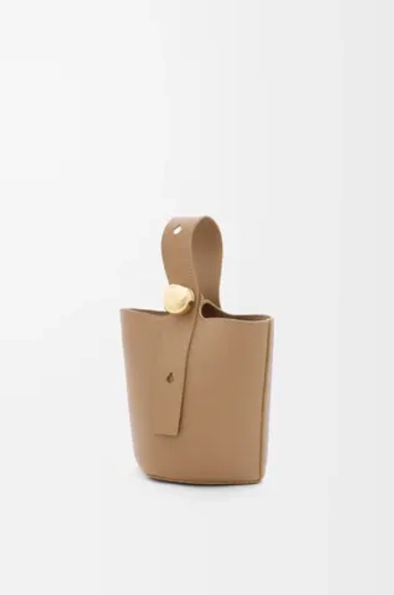 Loewe Мини-сумка-ведро Pebble из мягкой зернистой телячьей кожи, светло-коричневый
