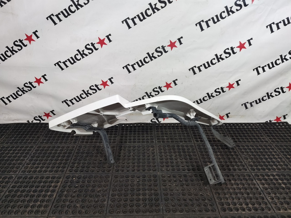 Спойлер кабины верхний левый