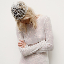 Шапочка белая с бусинами в тон