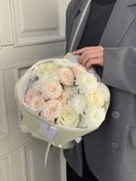 Авторский букет из хризантемы, кустовых пионовидных классических роз