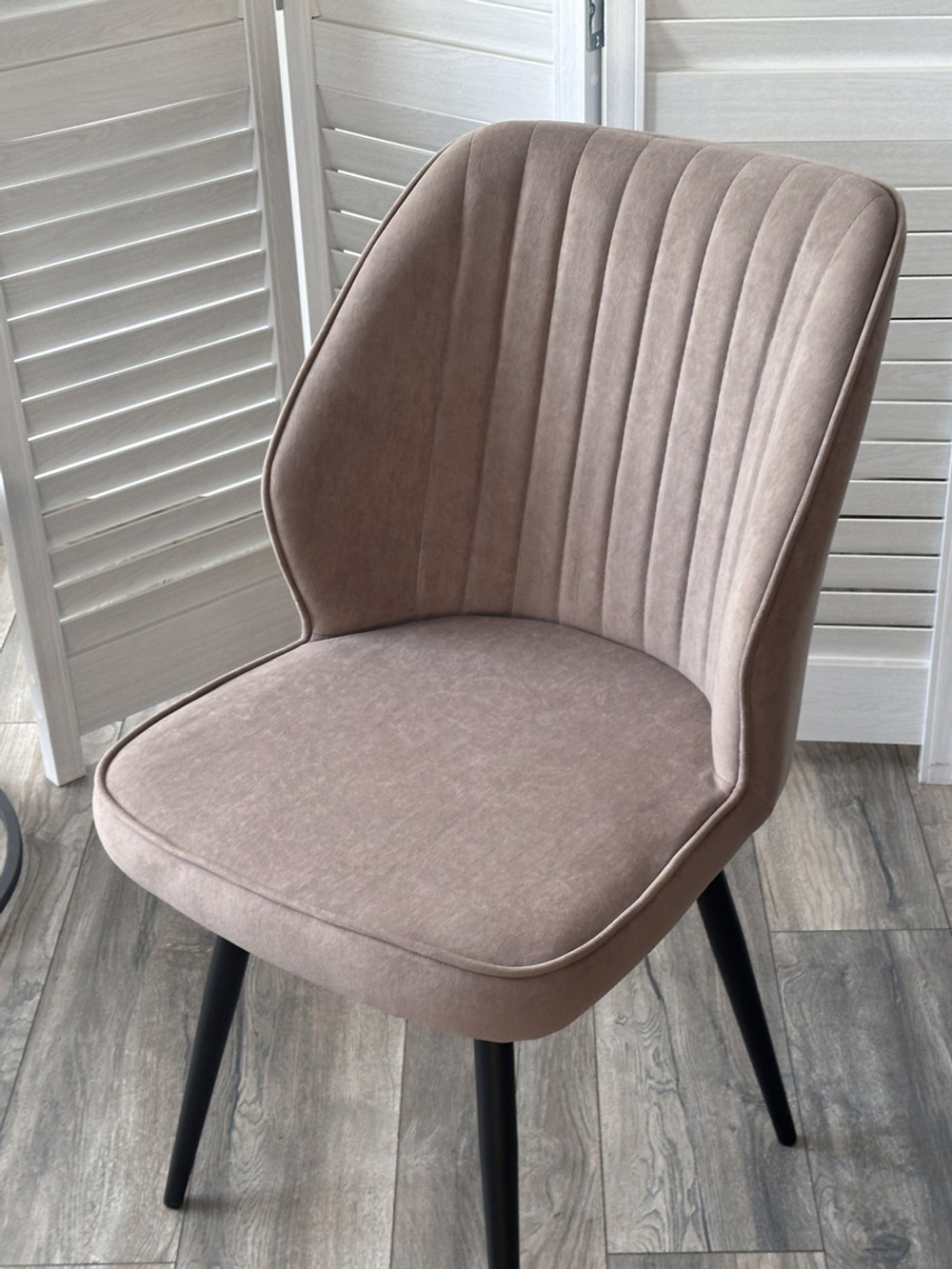 Стул М-City DISAUR Россо поворотный на поворотный на 360 градусов, B5 Капучино, Велюр, Черный каркас