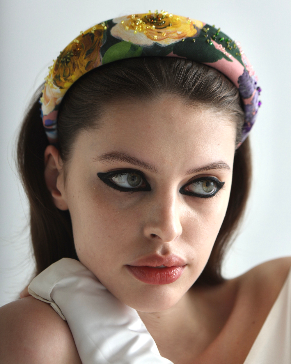 Ободок из розовой шерсти расшитый камнями в тон