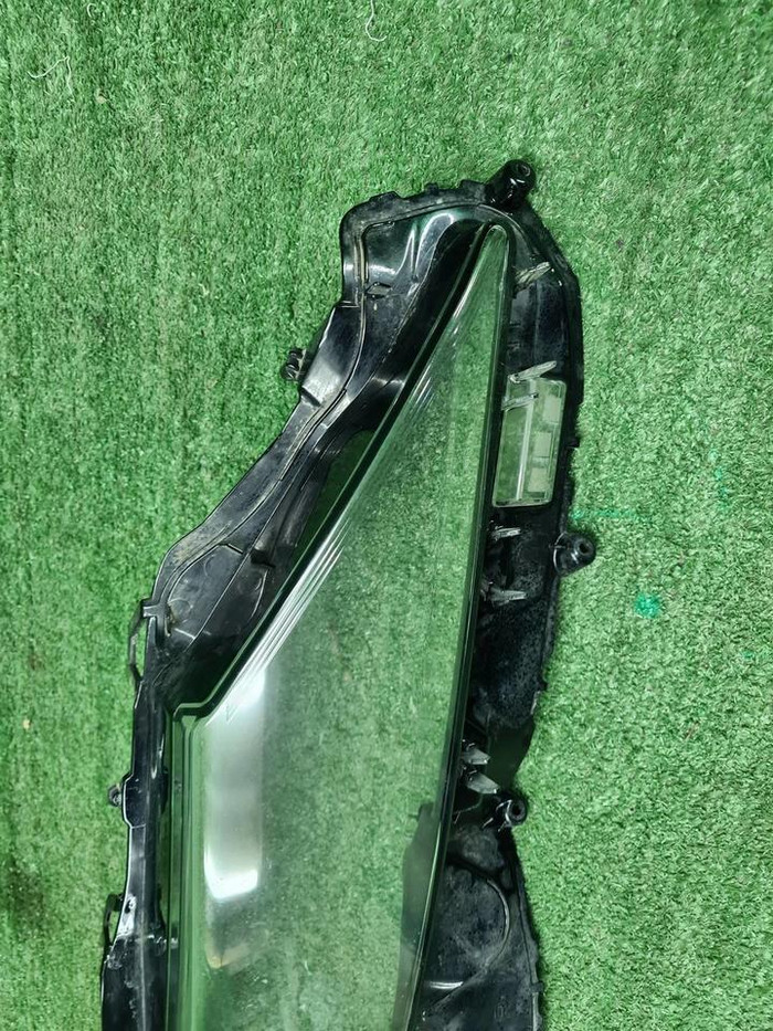 Стекло фары правое Toyota Camry xv70 (2020-н.в.)