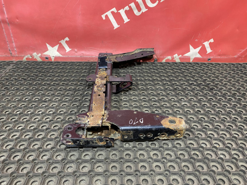 Кронштейн крыла переднего правый