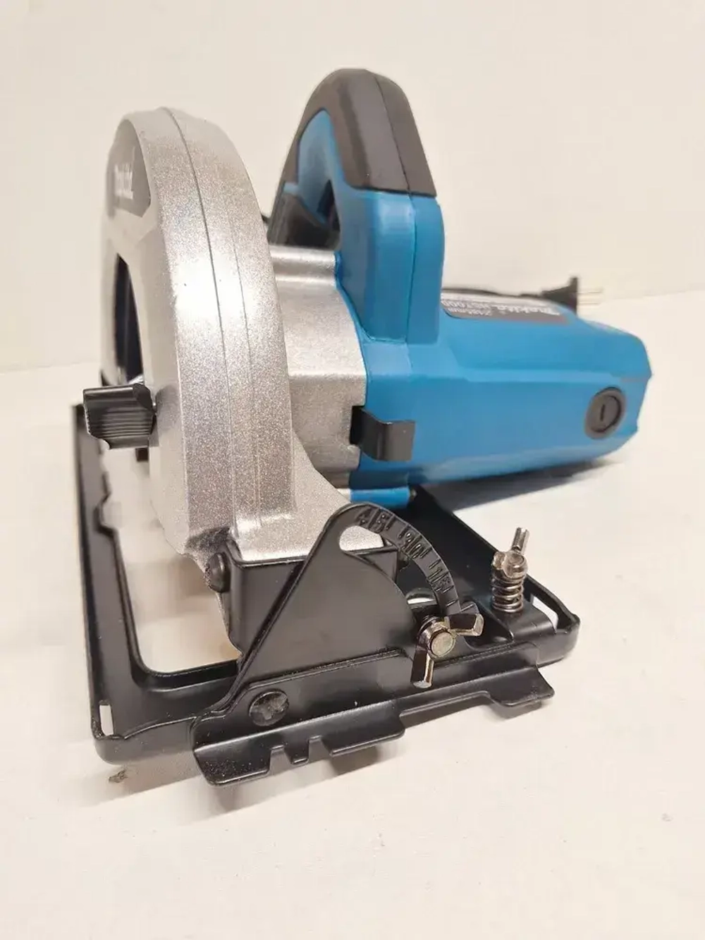 Циркулярная дисковая пила Макита Makita HS7000 1200Wt.