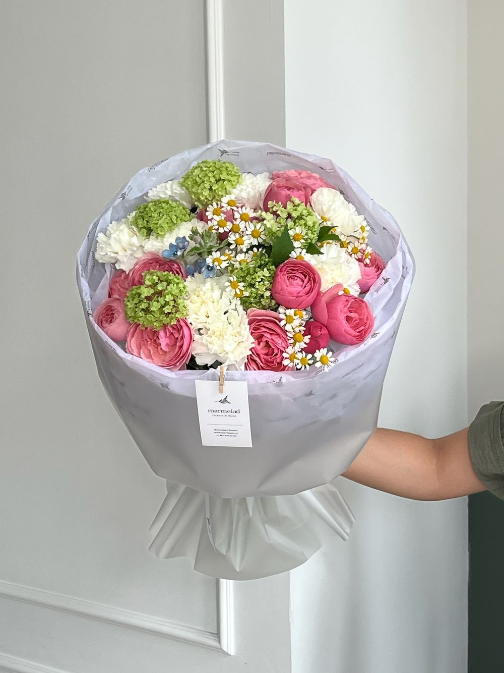 Букет сборный из калл, дельфиниума и садовых цветов