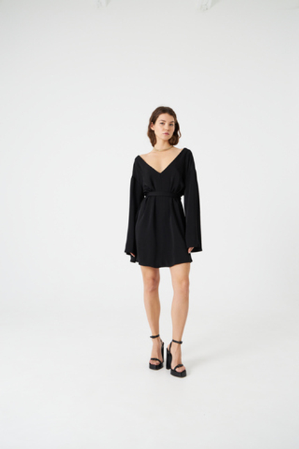 Платье с глубоким вырезом