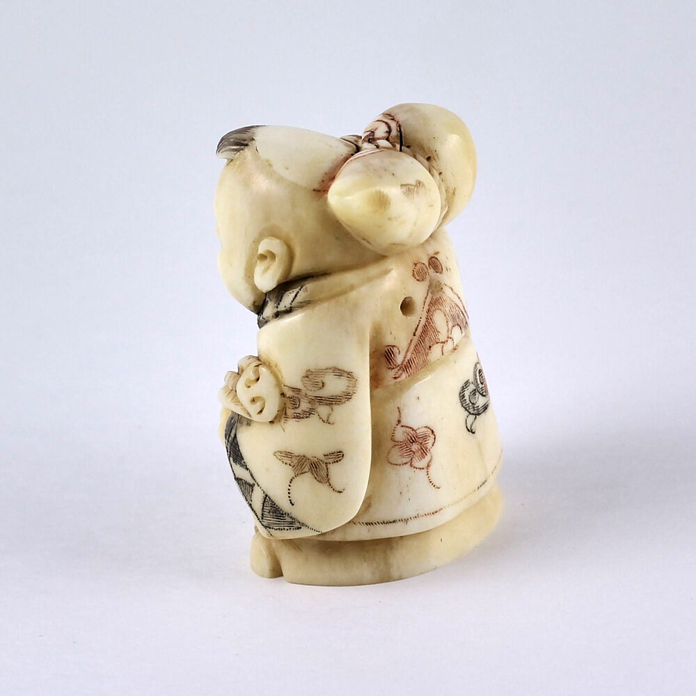 Нэцкэ Молодой монах с тыквой-горлянкой через плечо