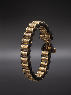 Фото браслета Валькнут с молотом тора вид сзади.