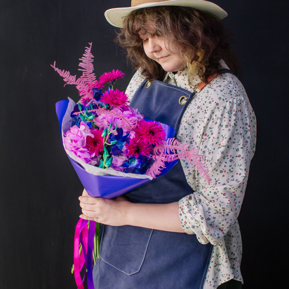 29. Неоновый авторский букет с гермини и орхидеей