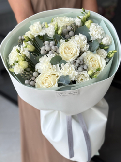 Элегантное сочетание белой гаммы сезонных цветов и зелени в утонченном букете от Флора Маркет