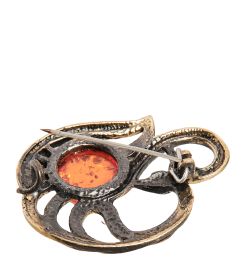 AM-2349 Брошь «Пара лебедей» (латунь, янтарь)