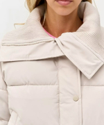Куртка женская зимняя укороченная, холлофайбер, цвет молочный