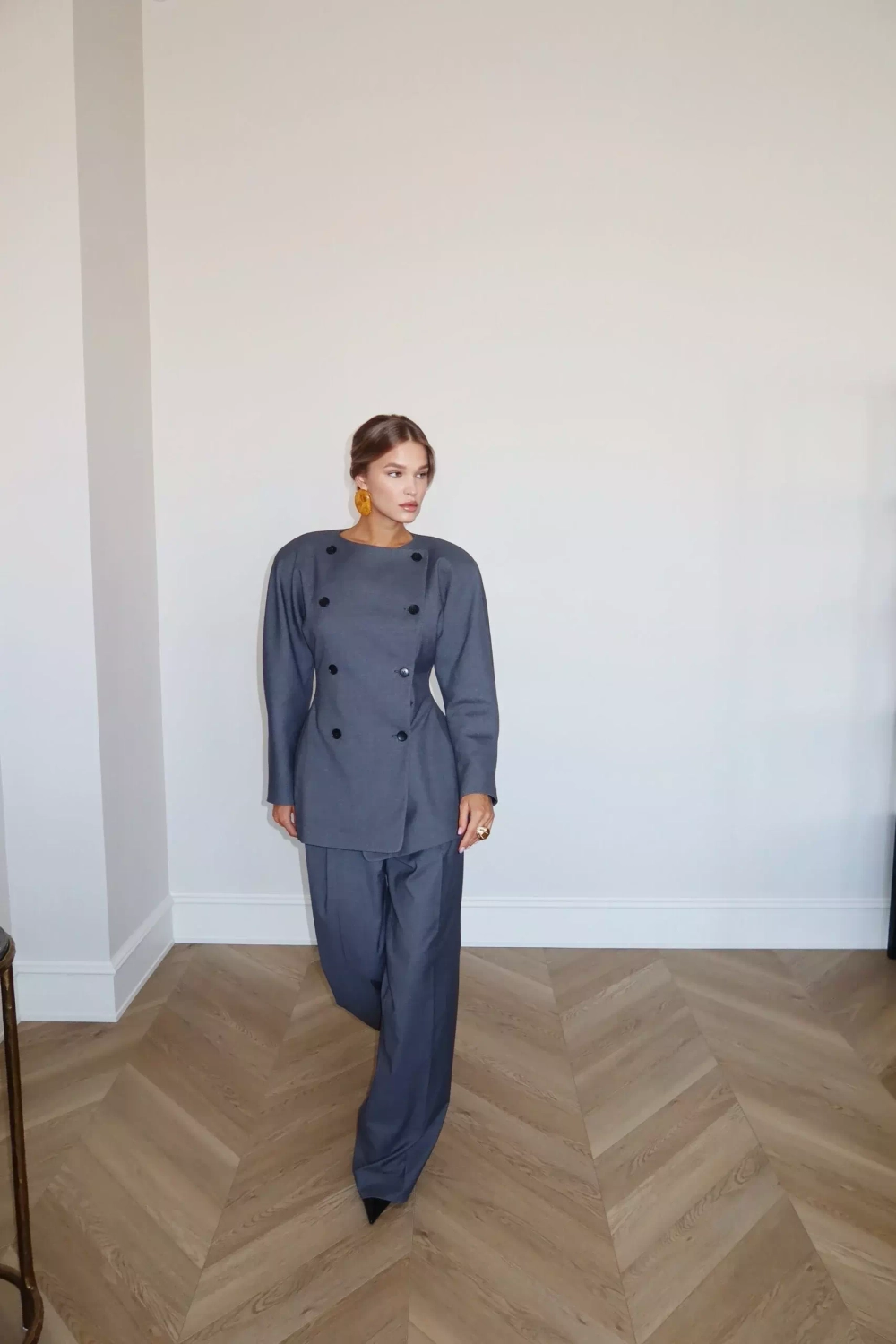 Приталенный двубортный пиджак с объемными плечами, Серый