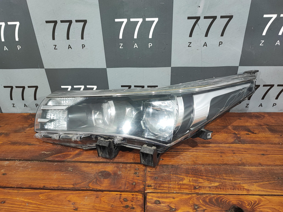 Фара левая Галоген Toyota Corolla (E180)  Б/У Оригинал 8117002F01