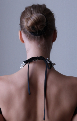 Ободок-чокер с жемчужным декором