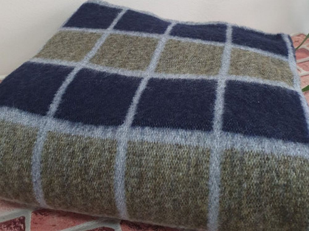 Одеяло полушерстяное "ВВ. СЕРО-СИНЕ-ГОРЧИЧНАЯ КЛЕТКА-2" ОПШ-1, 50% шерсть, плотность 400 г/м2, Россия.