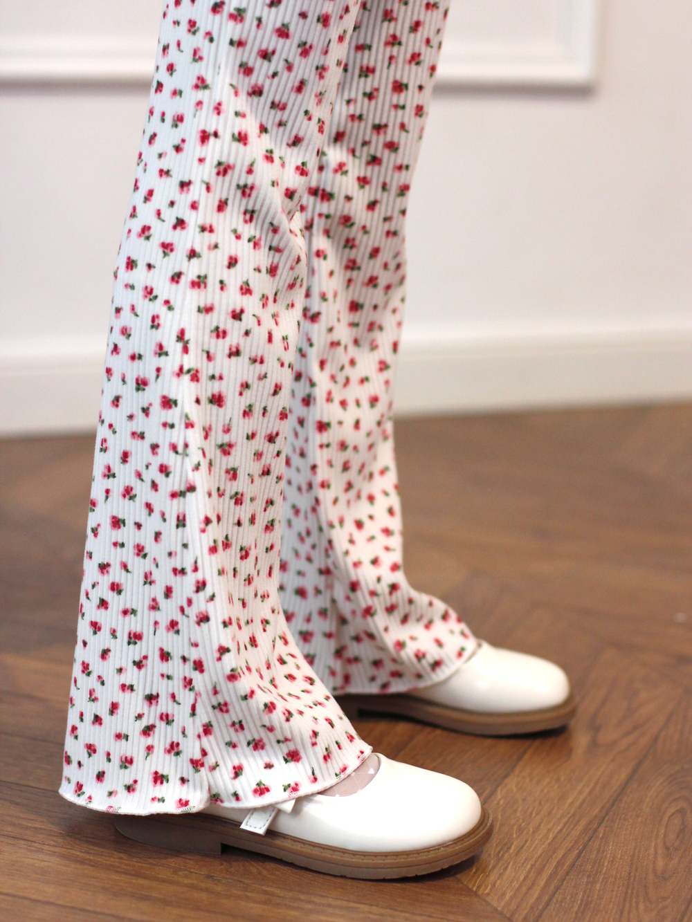 Брюки-легинсы клеш из "лапши в рубчик", белый в мелкий цветочек