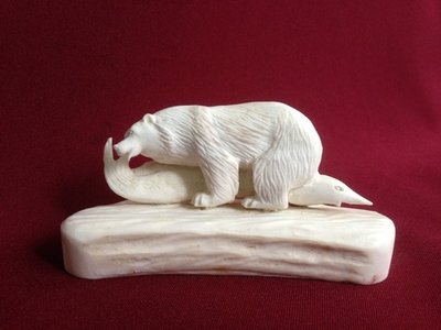 Медведь с осетром, миниатюра из кости