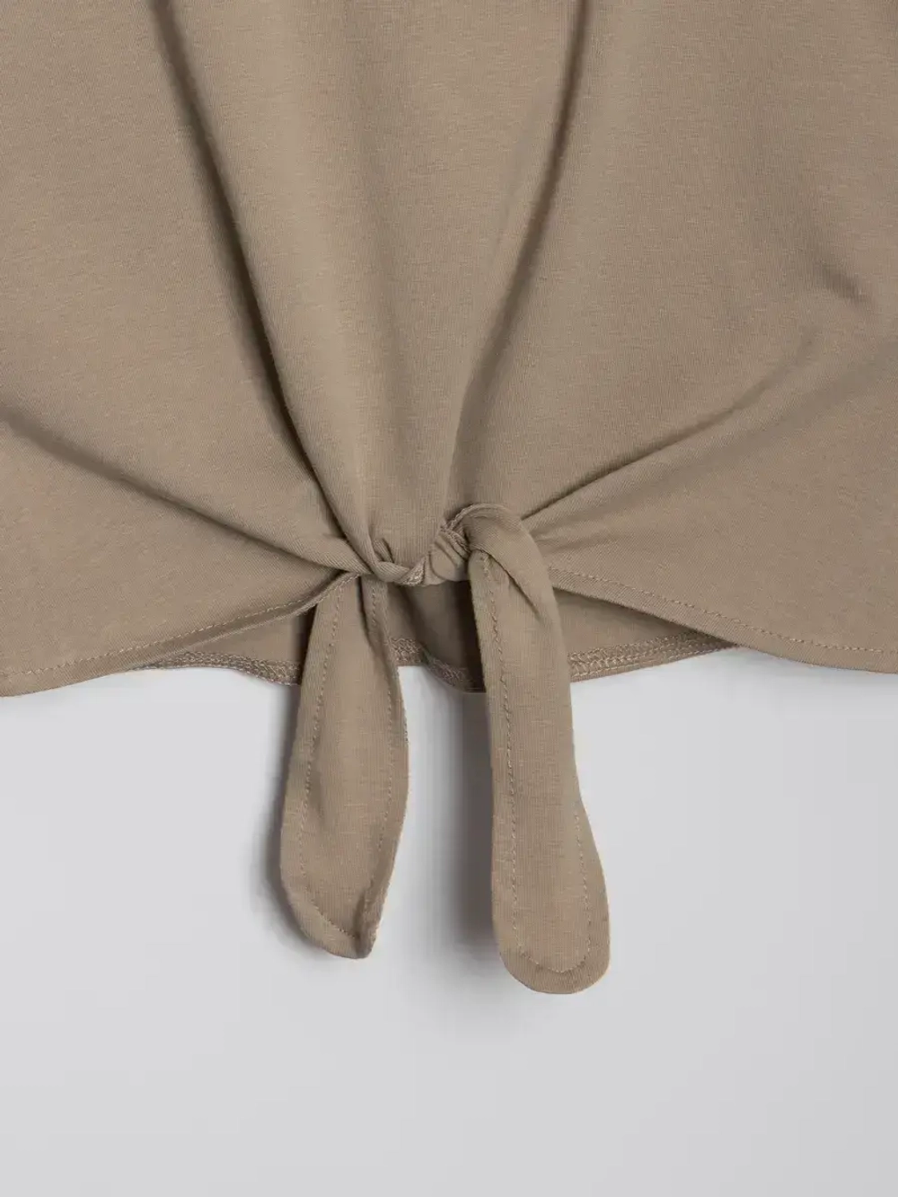 Бежевый костюм для девочки на лето в горошек