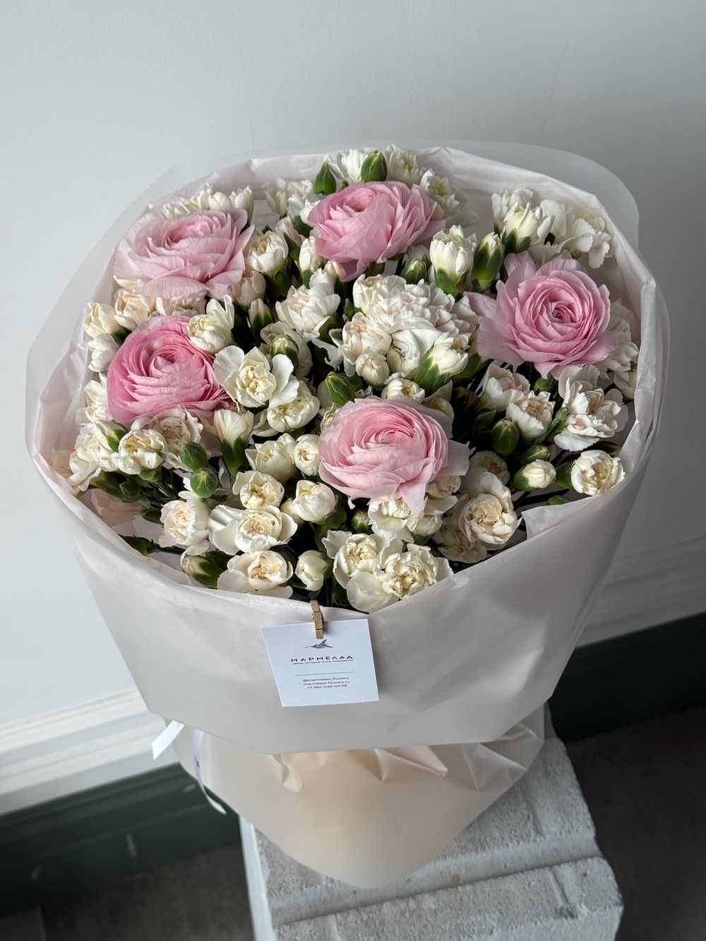 Букет из ранункулюсов и кустовых диантусов