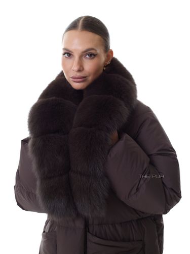 Винный удлиненный пуховик с поясом и меховым воротником