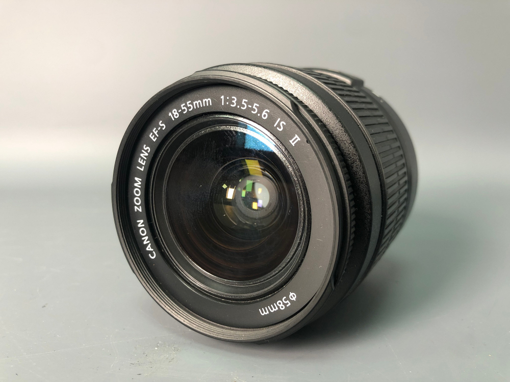Canon 1100D Kit 18-55mm, 5140 кадров, есть царапины.