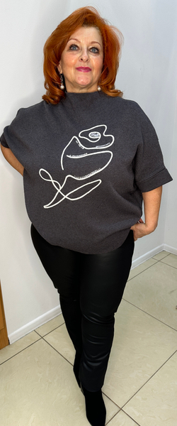 Серый джемпер с изображением цветка