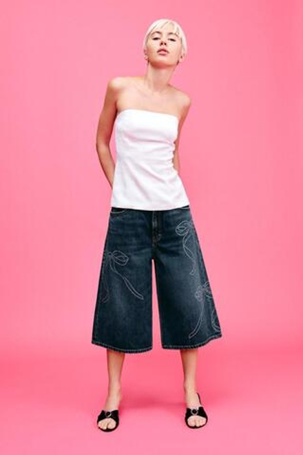 ZARA АТЛАСНЫЙ ТОП С ОТКРЫТЫМИ ПЛЕЧАМИ, БЕЛЫЙ
