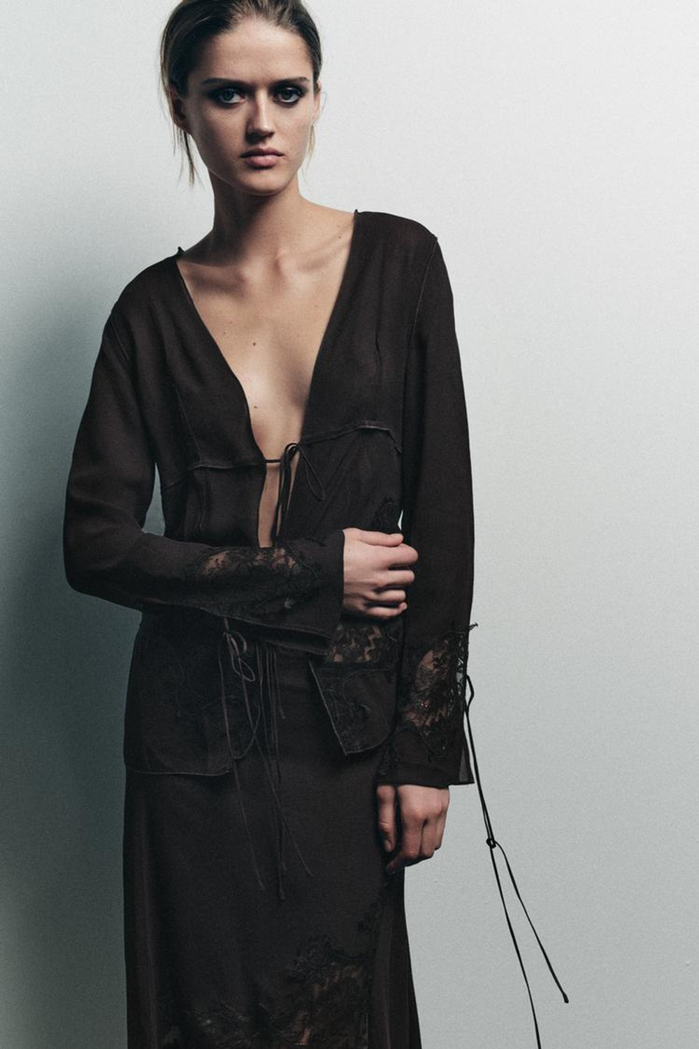 ZARA РУБАШКА ИЗ ЖОРЖЕТА, КРУЖЕВА И ЗАВЯЗОК, ТЕМНО-КОРИЧНЕВЫЙ