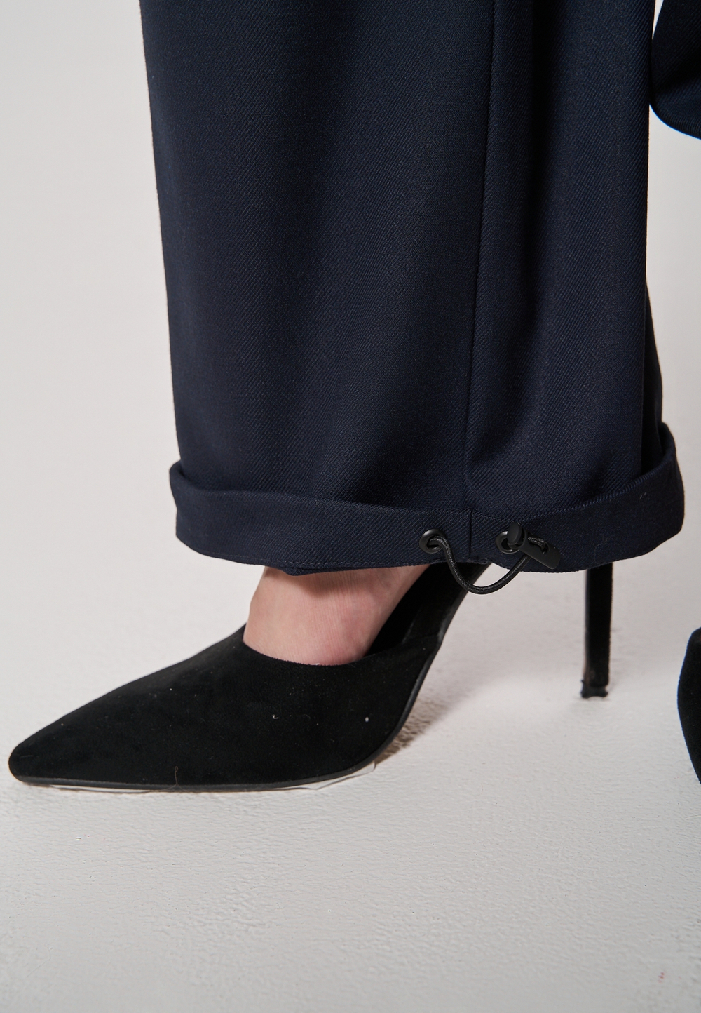 Брюки с поясом на резинке синие