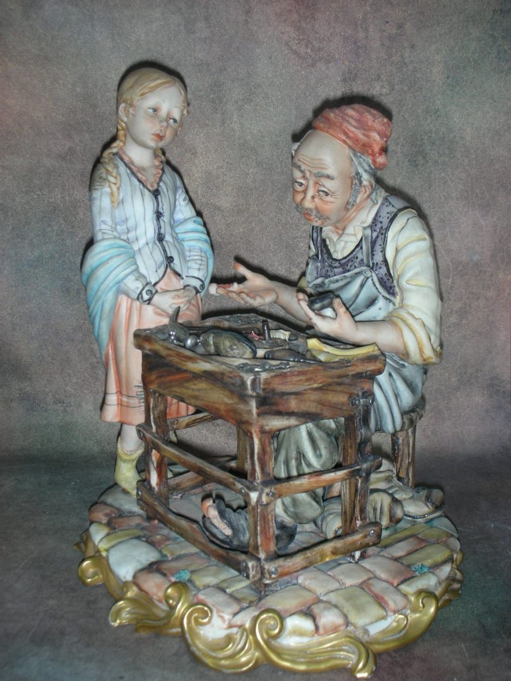 Статуэтка. Фарфор. У Сапожника. Capodimonte. Италия