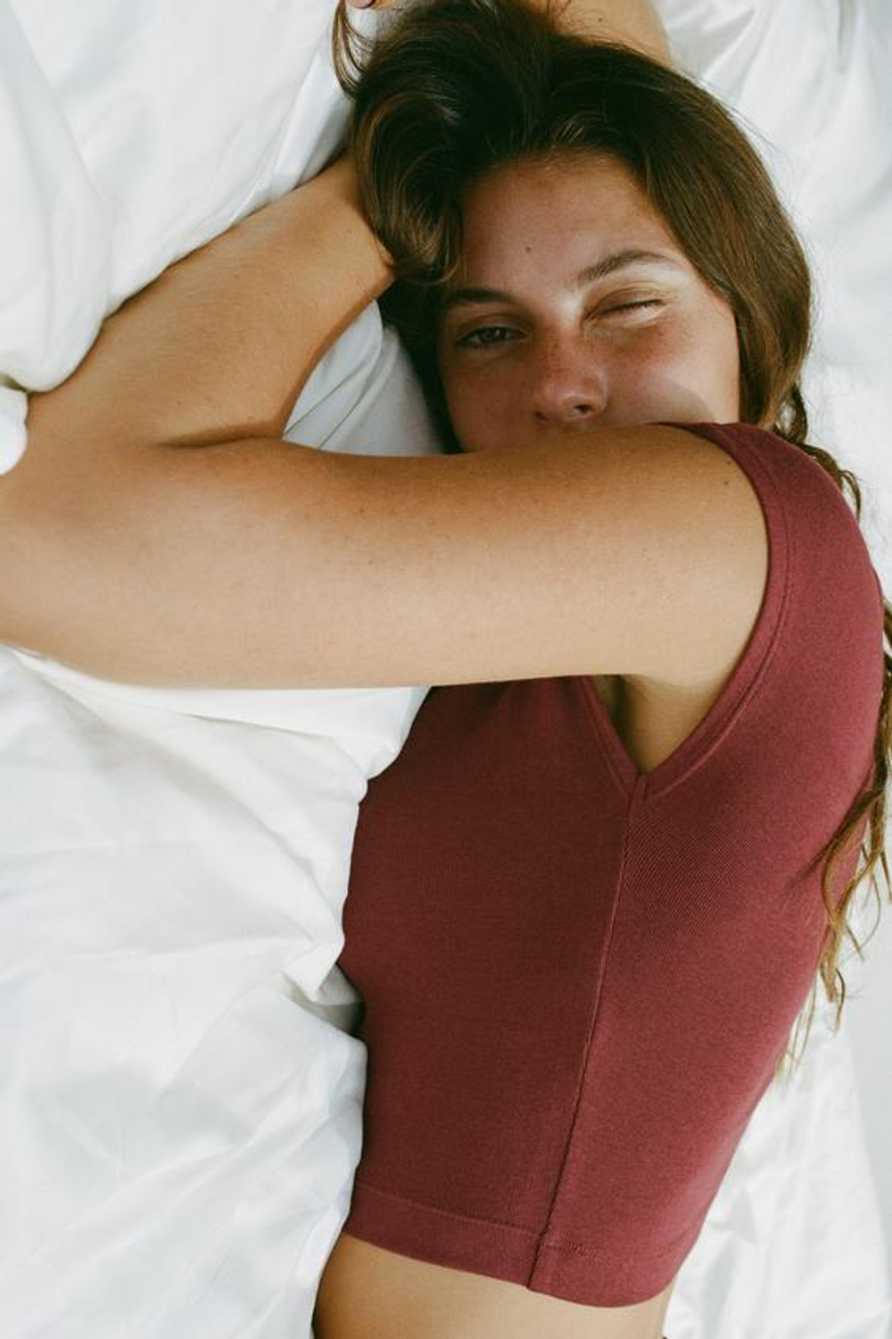 ZARA УКОРОЧЕННЫЙ ТОП ИЗ ХЛОПКА И МОДАЛА, ЦВЕТ БУРГУНДСКОГО ВИНА