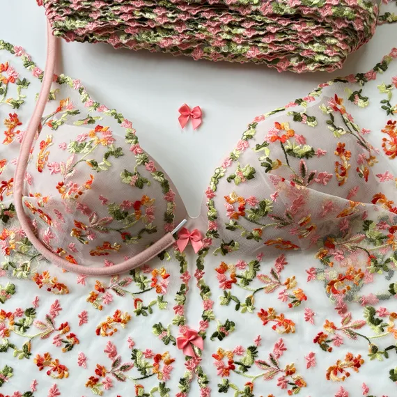 Вышивка на сетке летний сад 22 см