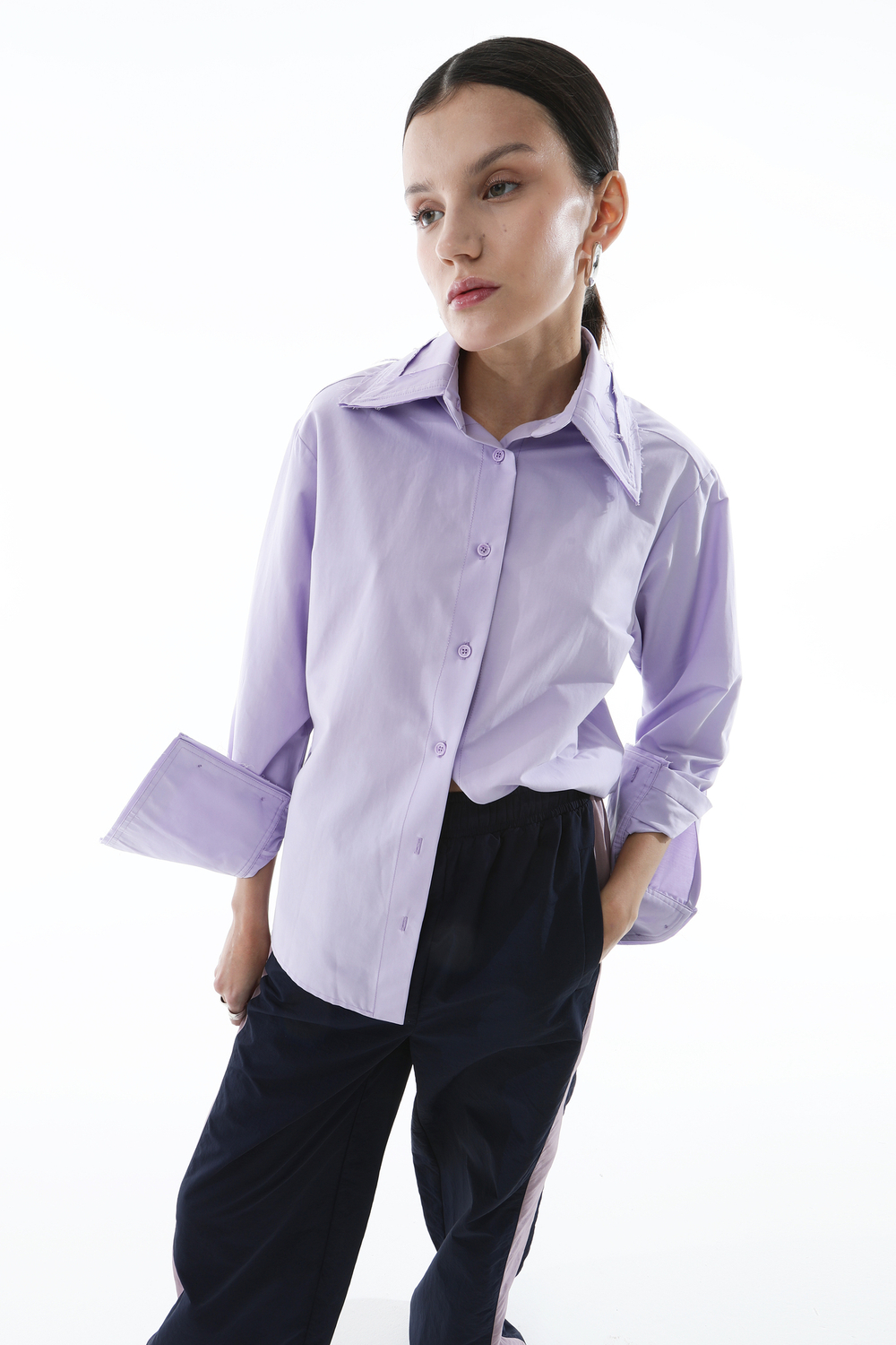 Рубашка с широкими манжетами лиловая