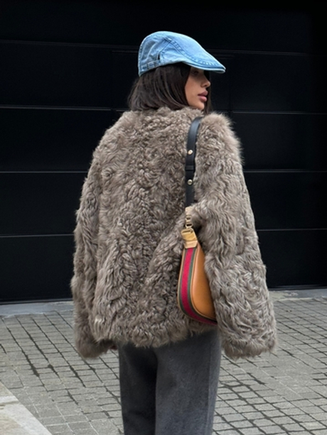 Укороченная шуба цвета капучино с тремя пуговицами