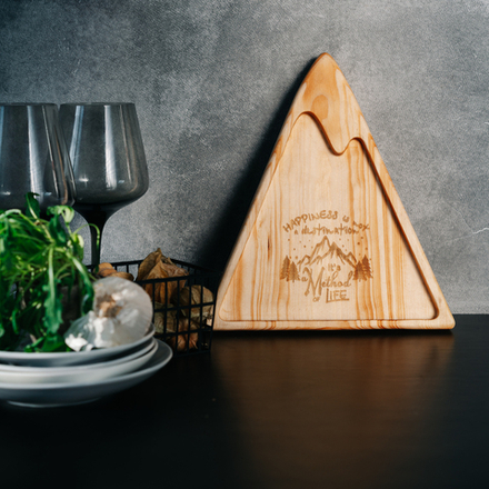 Деревянная менажница "горы" из кедра для подачи блюд и закусок с гравировкой "HAPPINESS is not a destination, it is a Method of life"
