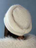 Шапка зимняя вязаная из ангоры тёплая объёмная с брошью