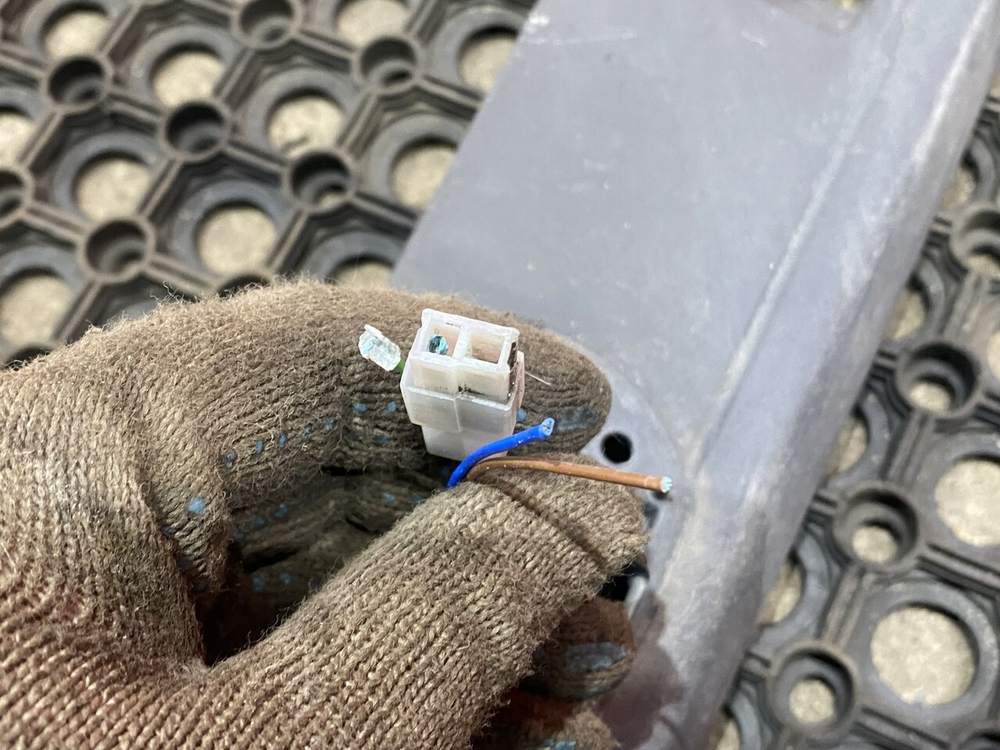 Кронштейн зеркала бокового правого 2019г