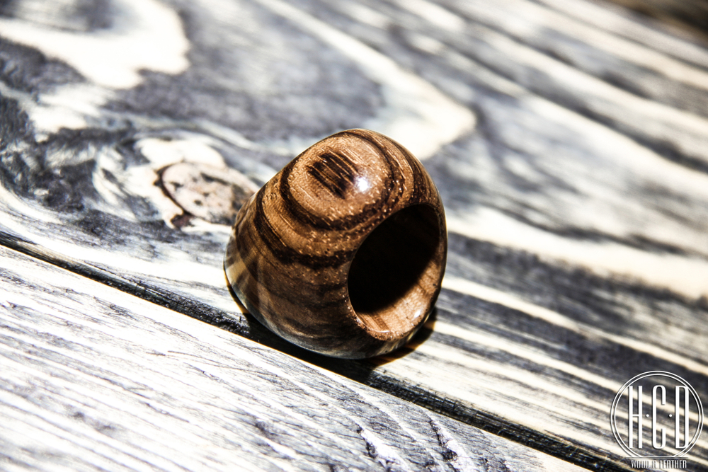 Деревянное кольцо круглое с кожаной вставкой