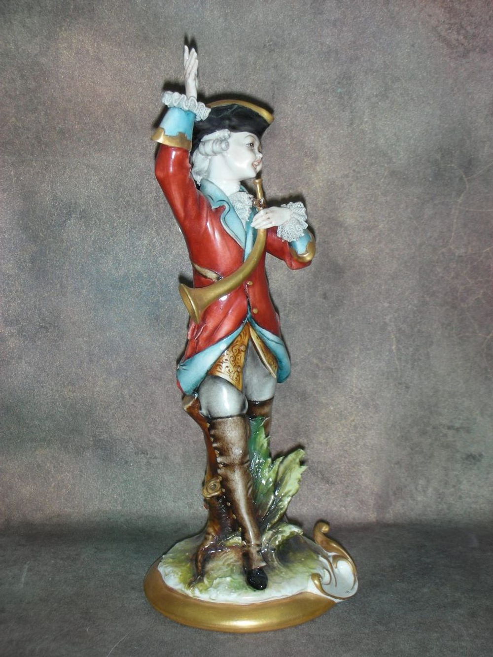 Статуэтка. Фарфор. Охотник с горном. Capodimonte. Италия