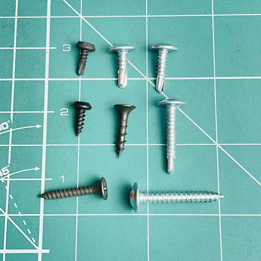 Набор саморезов (900)