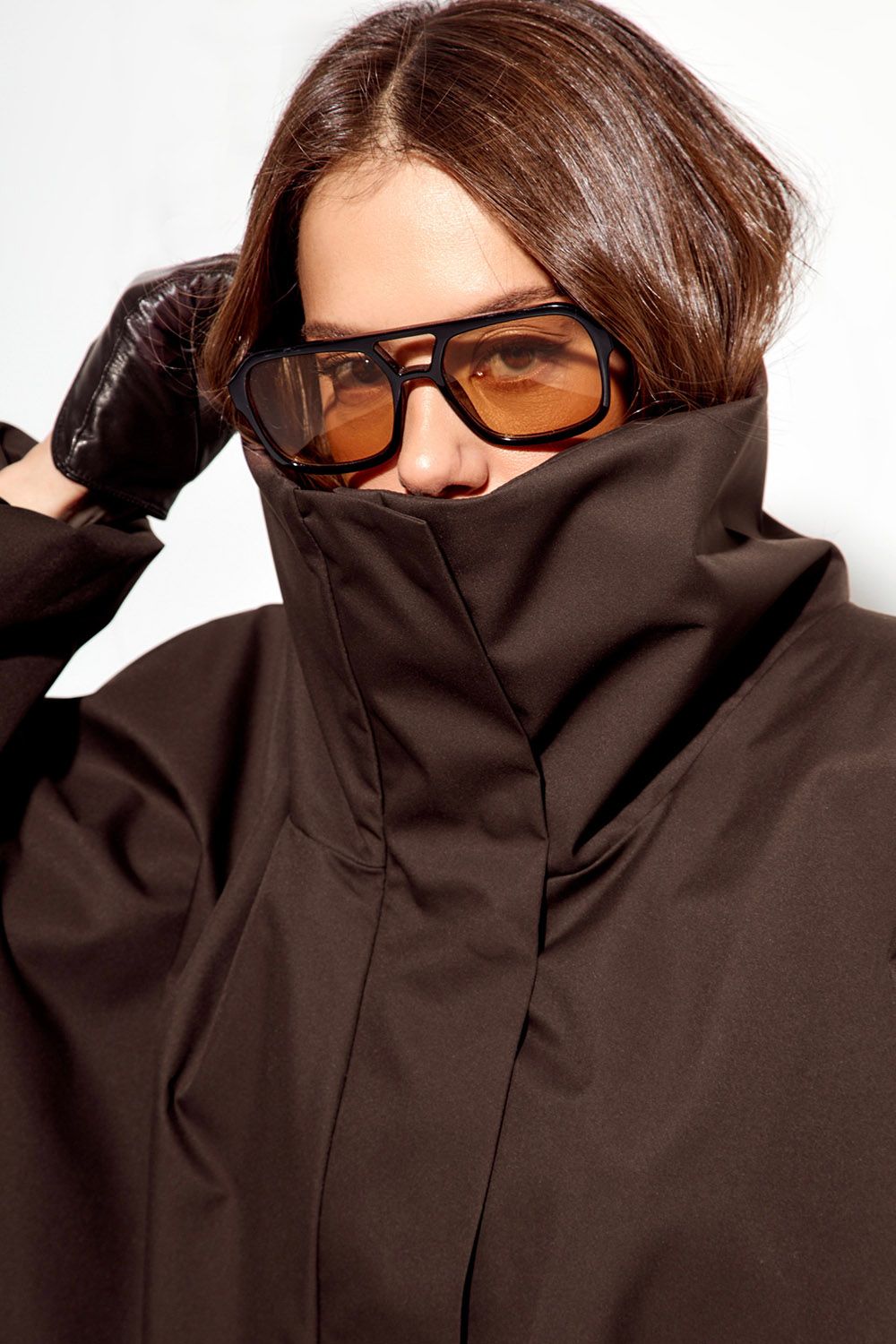 Ветровка О-силуэта с высоким воротом шоколадного цвета